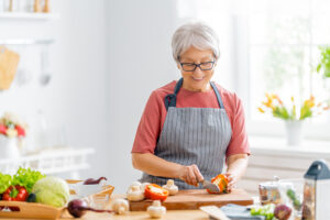 donna in menopausa che cucina la sua dieta