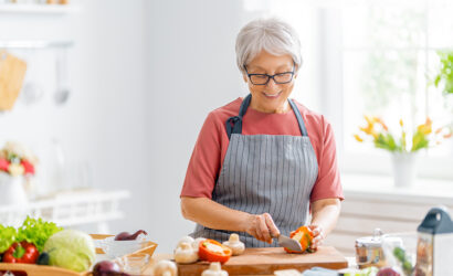 donna in menopausa che cucina la sua dieta