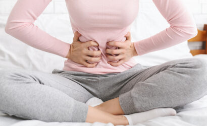 Donna con dolore alle ovaie